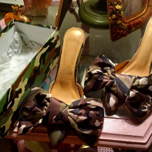 Iconic camo heel mule - Picture 1 of 3